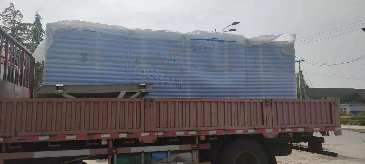 2000斤鋁合金外殼豆芽機(jī)和振動(dòng)篩發(fā)往大連