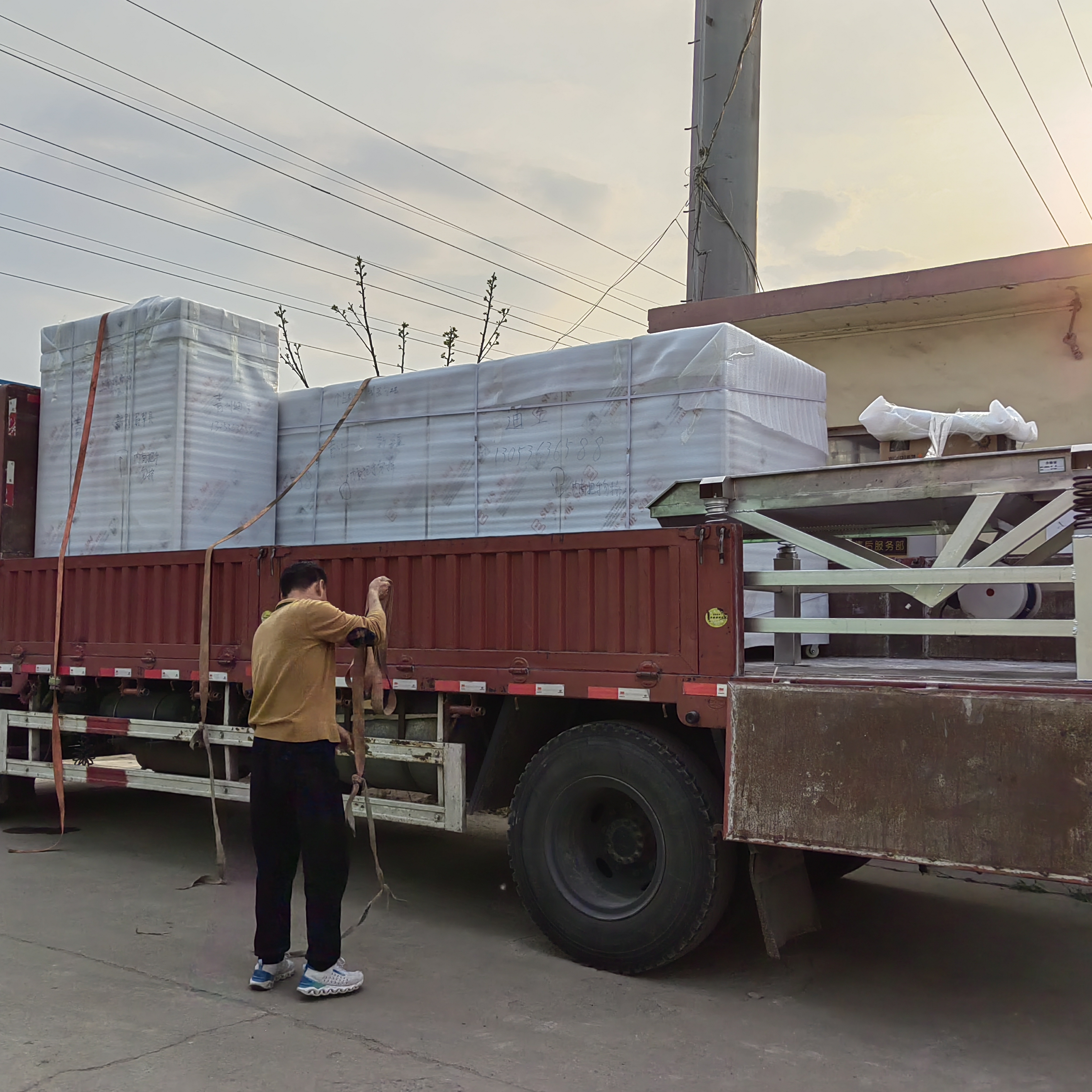 迪生機(jī)械——1000型不銹鋼豆芽機(jī)和14筐花生芽機(jī)和小型震動(dòng)去殼機(jī)發(fā)貨新疆