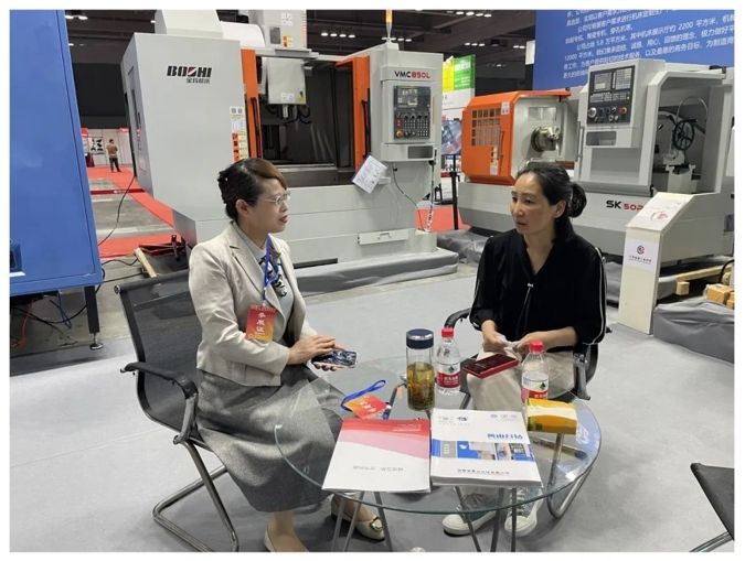 泰州市海陵區(qū)工業(yè)和信息化局楊春霞局長一行蒞臨金城展會(huì)參觀指導(dǎo)